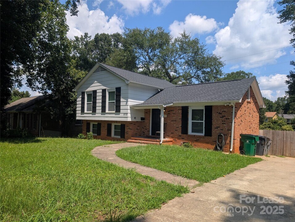 5713 Barrington Dr in Charlotte, NC - Building Photo