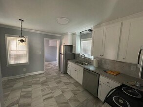 1104 Robin Hood Rd in High Point, NC - Building Photo - Building Photo