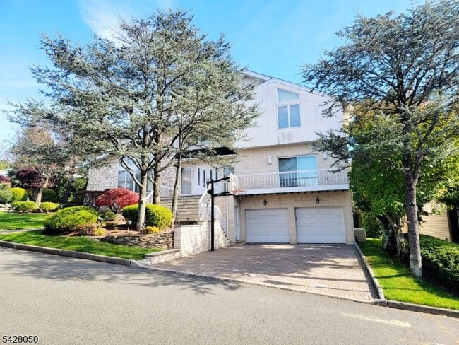 307 Center St
