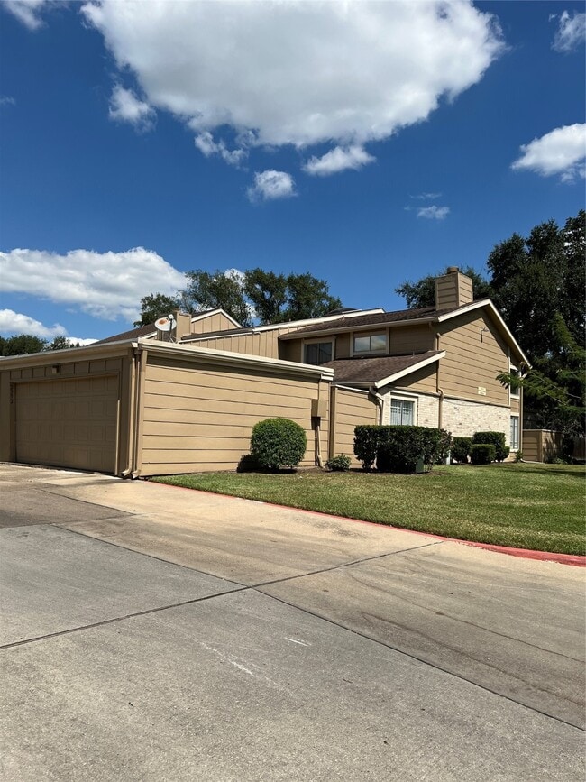 2372 Woodland Park Dr in Houston, TX - Building Photo - Building Photo