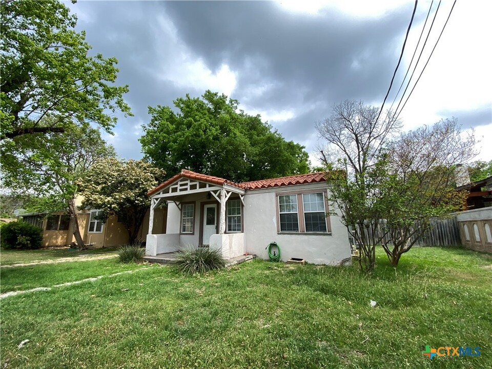 1030 Cole Ave in New Braunfels, TX - Building Photo