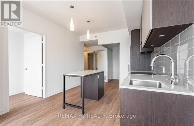 203 College St in Toronto, ON - Building Photo - Building Photo