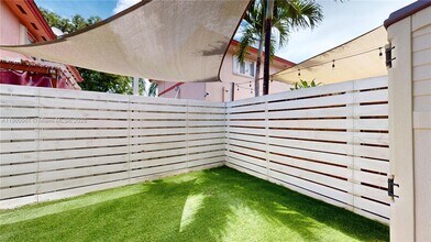 7965 NW 8th St, Unit 6 in Miami, FL - Building Photo - Building Photo