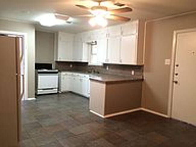 PRE-LEASE AUG 2026! Charming 2 Bed Cottage in Bryan, TX - Building Photo - Building Photo