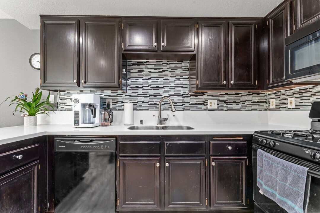 18830 Vista Del Canon in Santa Clarita, CA - Building Photo