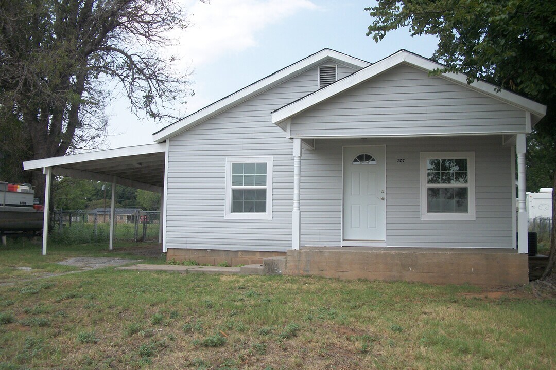 307 S Berry St in Burkburnett, TX - Building Photo