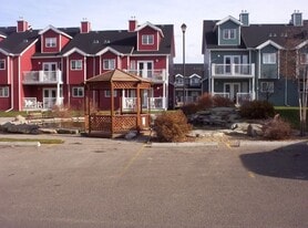 7895 49 Ave in Red Deer, AB - Building Photo