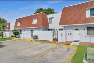 10700 NW 7th St in Miami, FL - Building Photo