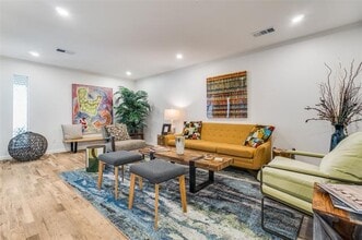 9807 Airline Rd in Dallas, TX - Building Photo - Building Photo