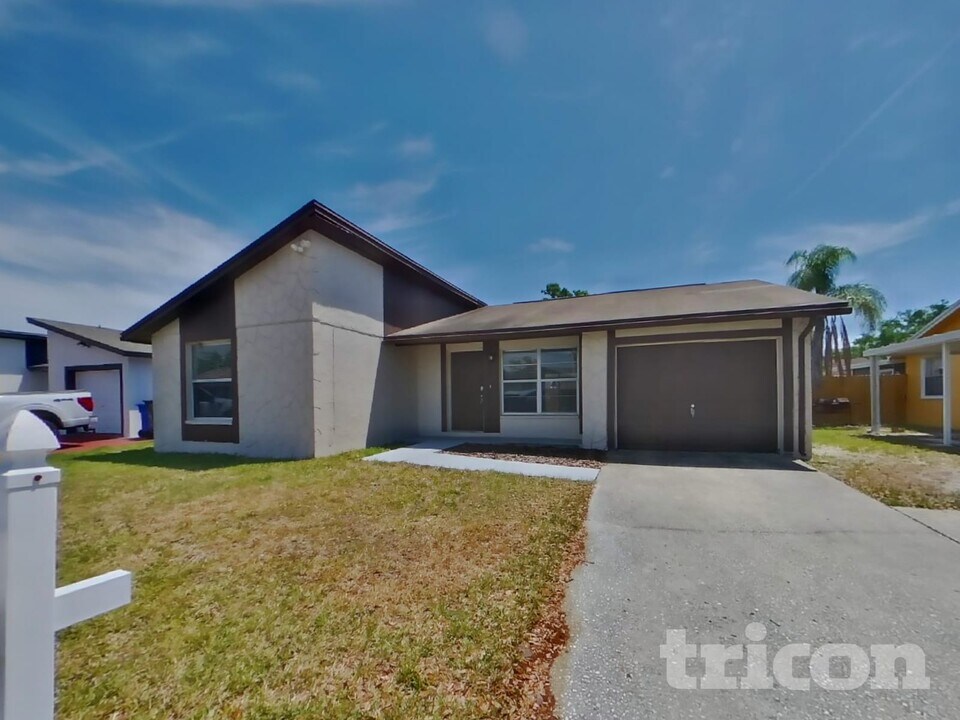 10108 Hickory Hollow Ct in Tampa, FL - Foto de edificio