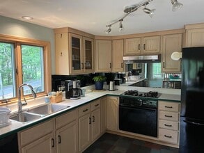 56 Captain Thomas Rd in Ogunquit, ME - Building Photo - Building Photo