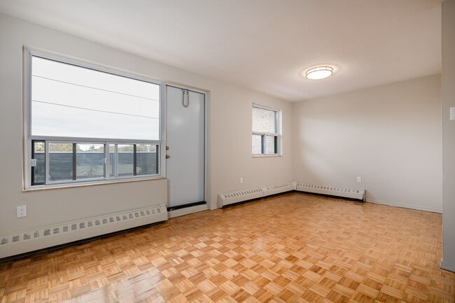 549-573 N Service Rd in Mississauga, ON - Building Photo - Interior Photo