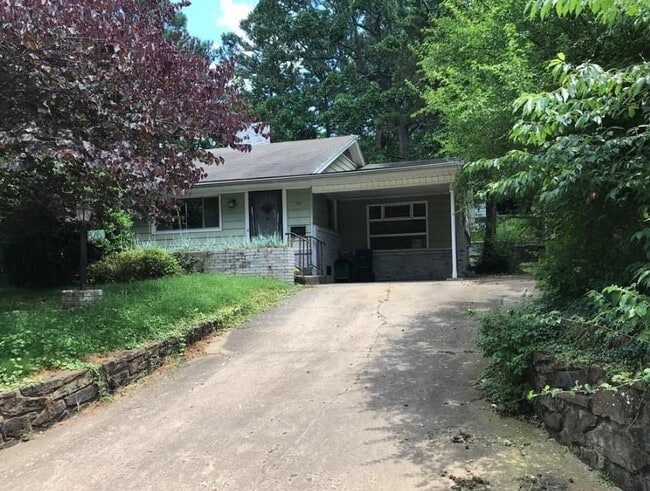property at 826 Woodlawn Dr