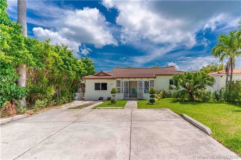 2155 Biarritz Dr in Miami, FL - Building Photo
