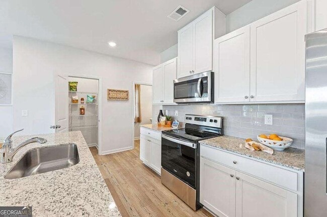 5165 Sidney Sq Dr in Flowery Branch, GA - Foto de edificio - Building Photo