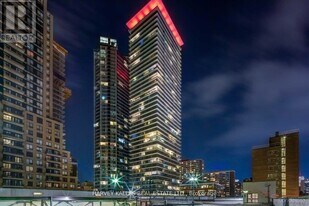 33 Charles St E in Toronto, ON - Building Photo