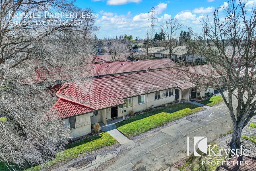 2060 Red Robin Ln in Sacramento, CA - Building Photo