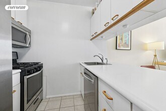 350 W 50th St in New York, NY - Building Photo - Building Photo