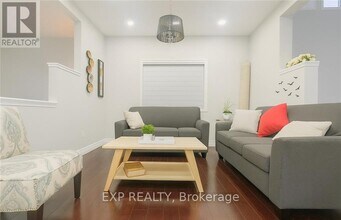 235 Pineland Ct in Waterloo, ON - Building Photo - Building Photo