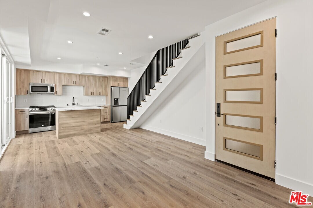 10917 Hesby St in Los Angeles, CA - Building Photo