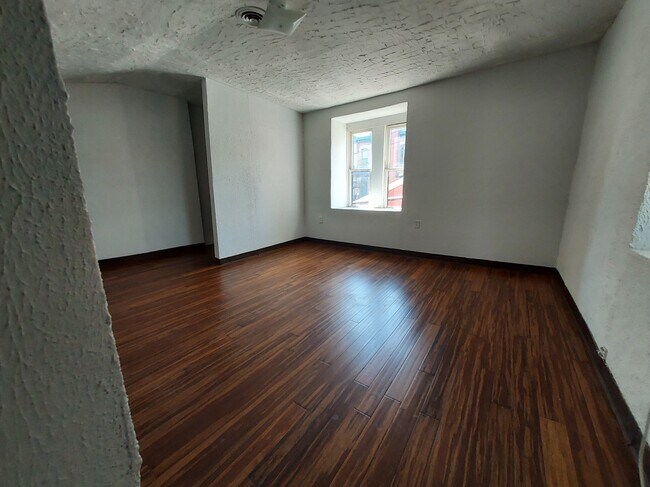 1402 Sarah St, Unit Aprt 3 in Pittsburgh, PA - Building Photo - Building Photo