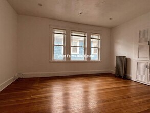 24 Chetwynd Rd, Unit 1 in Somerville, MA - Foto de edificio - Building Photo