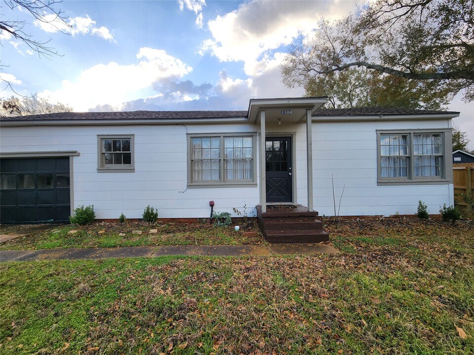 1104 E Sycamore St in Navasota, TX - Building Photo