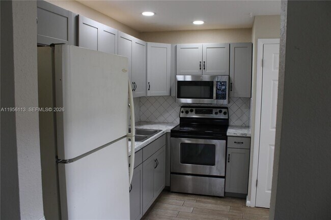 2740 SW 46th St in Fort Lauderdale, FL - Building Photo - Building Photo