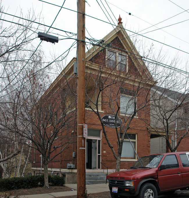 240 E University Ave in Cincinnati, OH - Foto de edificio - Building Photo