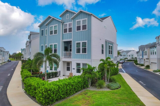 2353 Lindstrom St in Sarasota, FL - Building Photo - Building Photo