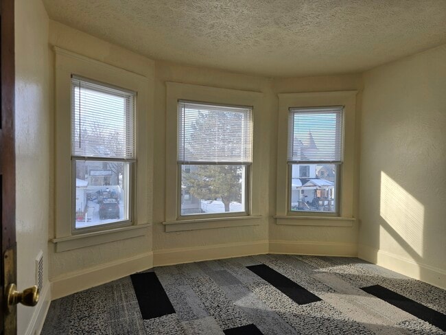 1134 S Linden Ave in Alliance, OH - Foto de edificio - Building Photo