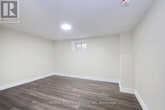 32 Sanford Crescent in Brampton, ON - Building Photo - Building Photo