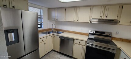 3131 S Ridgewood Ave in South Daytona, FL - Foto de edificio - Building Photo
