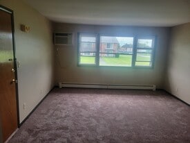 645 Pasadena Ave, Unit 2W in Beecher, IL - Building Photo