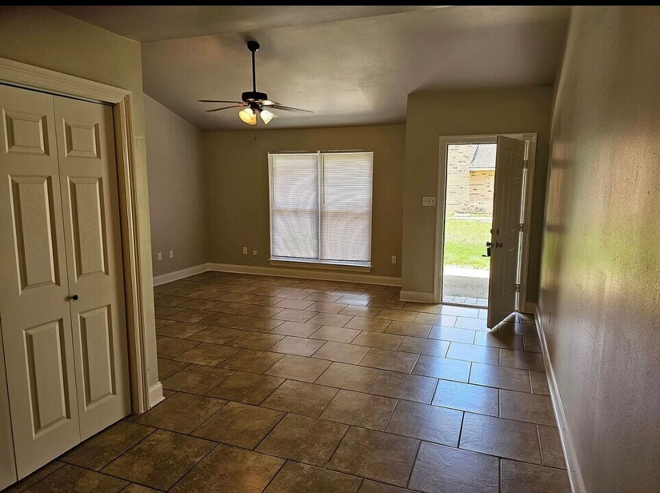 44154 Simpson Pl in Hammond, LA - Foto de edificio