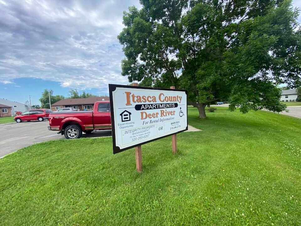 1022 Comstock Dr in Deer River, MN - Foto de edificio