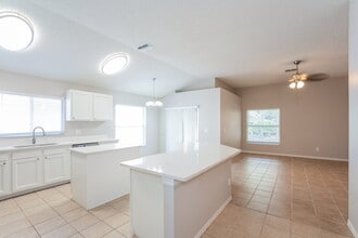 1605 Scotch Pine Dr in Brandon, FL - Foto de edificio - Building Photo
