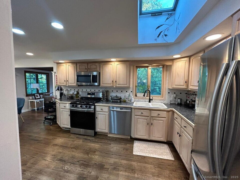 6 Roby Ct in Branford, CT - Building Photo