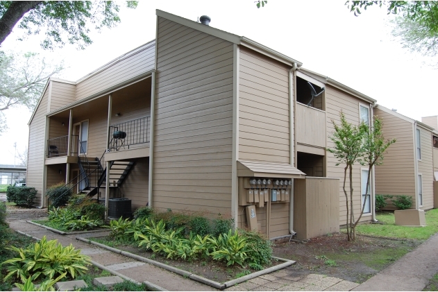 Bridgestone Apartments in Friendswood, TX - Foto de edificio - Building Photo