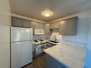 2294 Woodside Ln in Sacramento, CA - Building Photo - Building Photo
