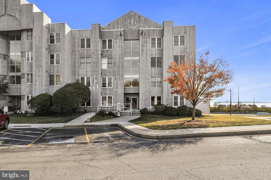 5215 Le Parc Dr, Unit 1 in Wilmington, DE - Building Photo