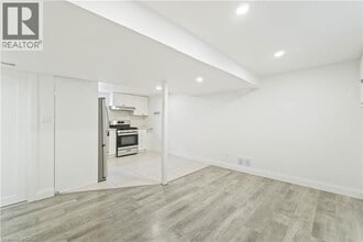 65 Almond St in Welland, ON - Building Photo - Building Photo