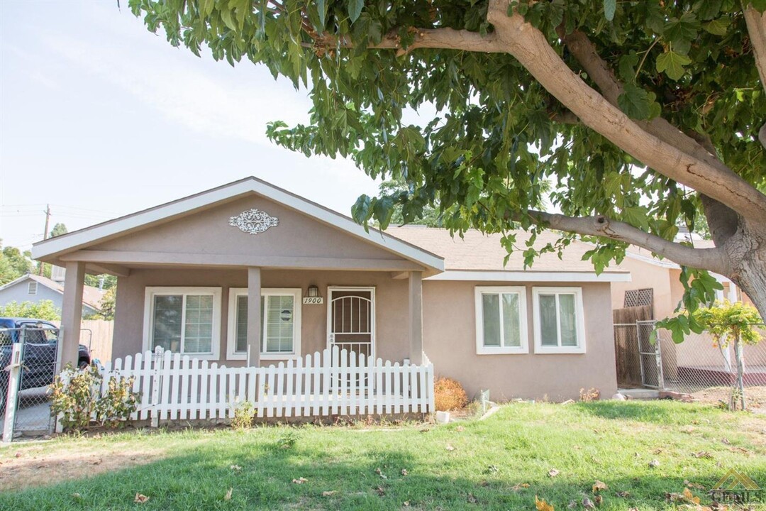 1900 Lake St in Bakersfield, CA - Building Photo