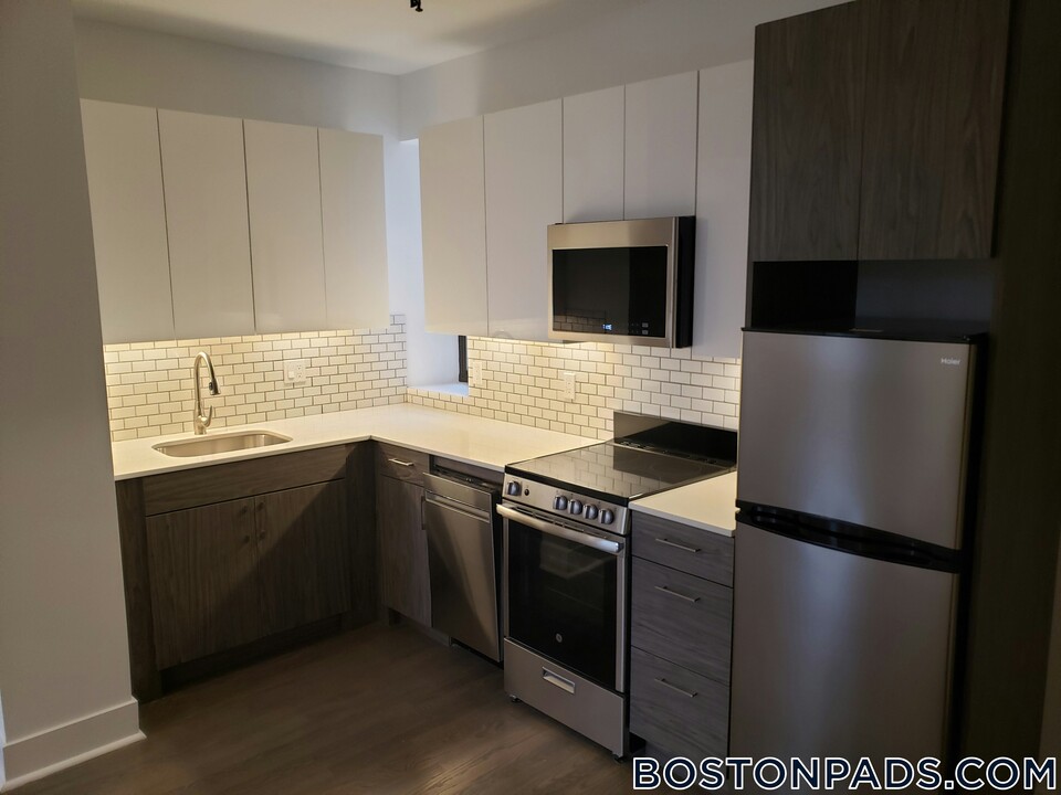 11 Peterborough St in Boston, MA - Building Photo