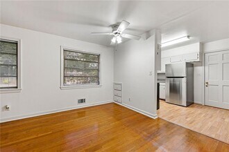 606 Sycamore Dr in Decatur, GA - Building Photo - Building Photo