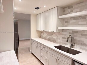 90 Edgewater Dr, Unit 212 in Coral Gables, FL - Foto de edificio - Building Photo