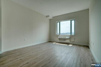 69 Main St in Fort Lee, NJ - Building Photo - Building Photo