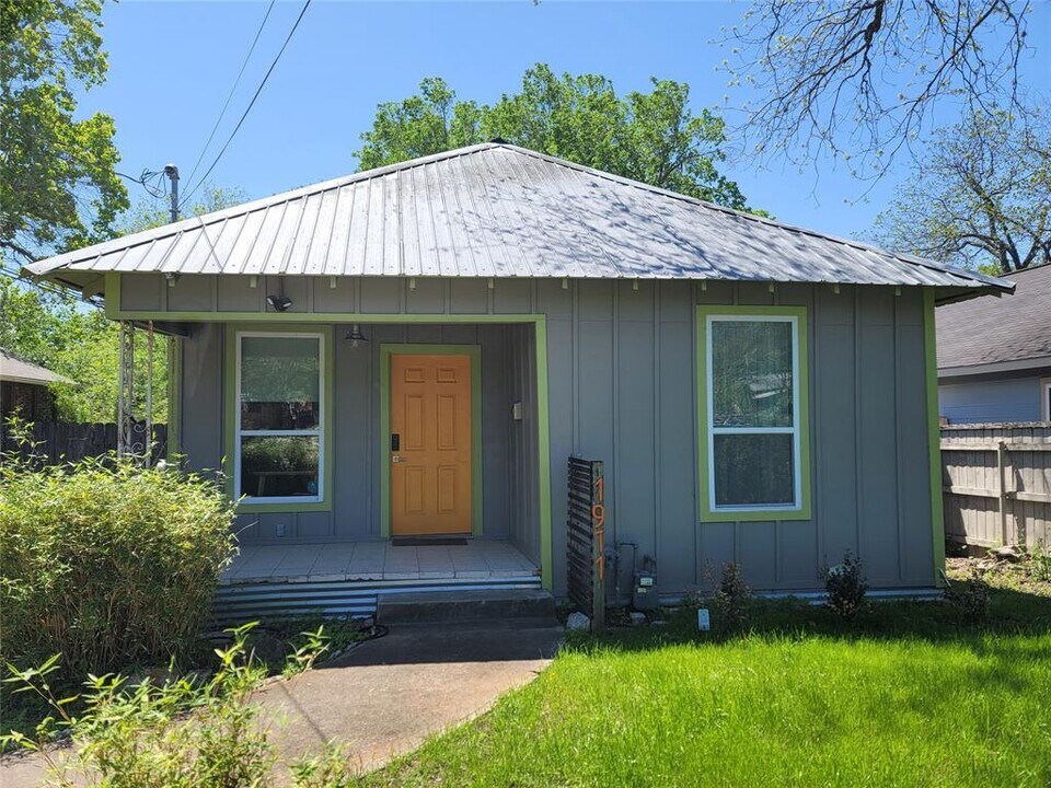 1911 Tillotson Ave in Austin, TX - Building Photo
