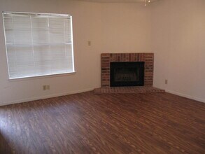 929 W Hickory St, Unit RHICK in Denton, TX - Building Photo - Building Photo
