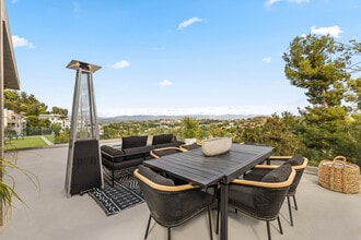 5170 Medina Rd in Woodland Hills, CA - Foto de edificio - Building Photo